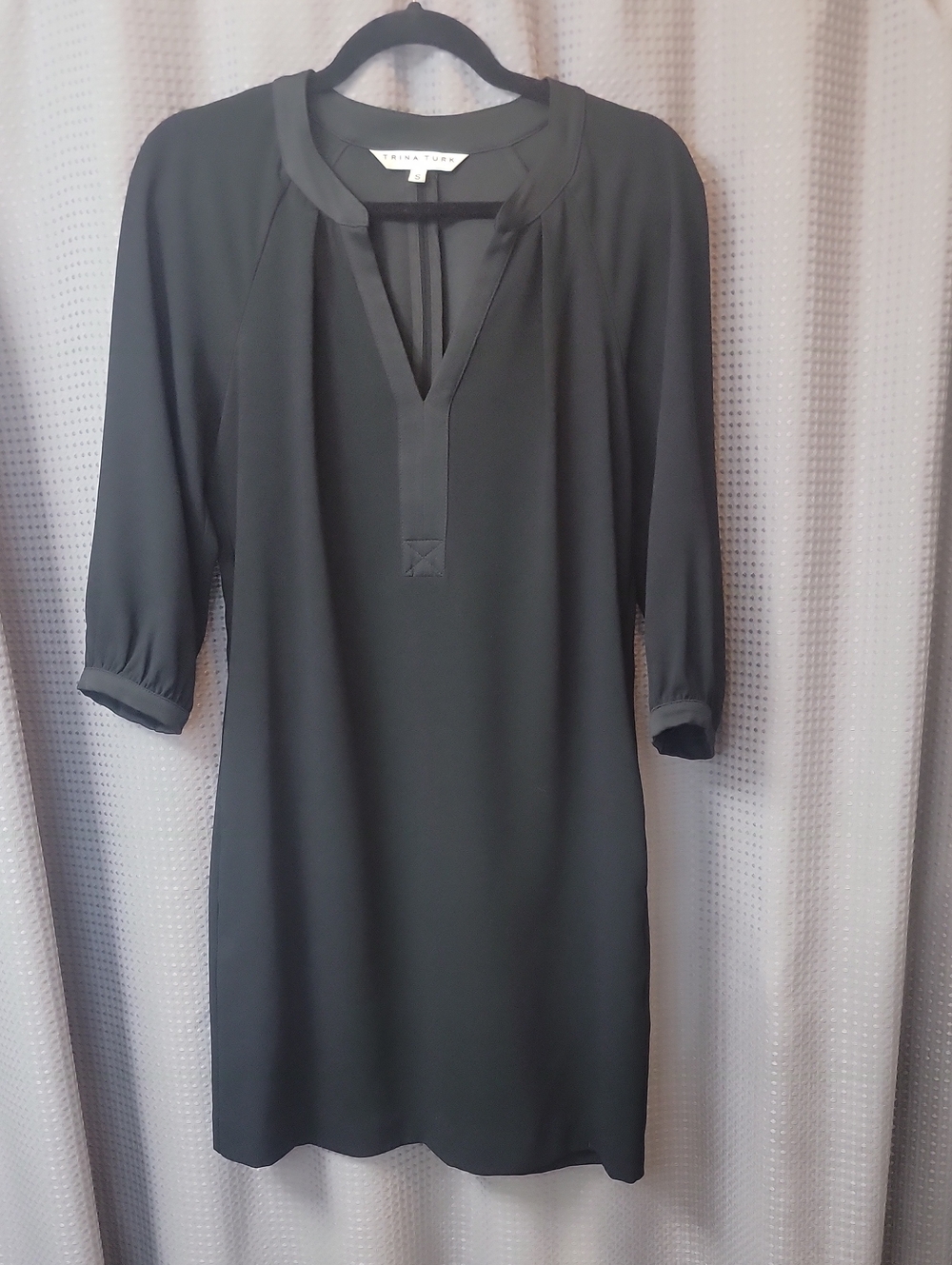 Trina Turk Black Long-Sleeve Shift Dress with V-Notch Size S